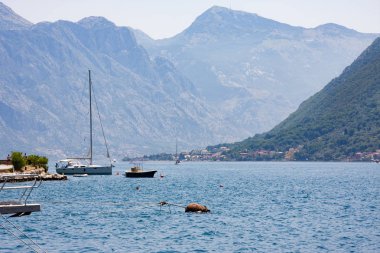 Köy Perast sahil Boka Kotor Körfezi. Karadağ. Adriyatik Denizi