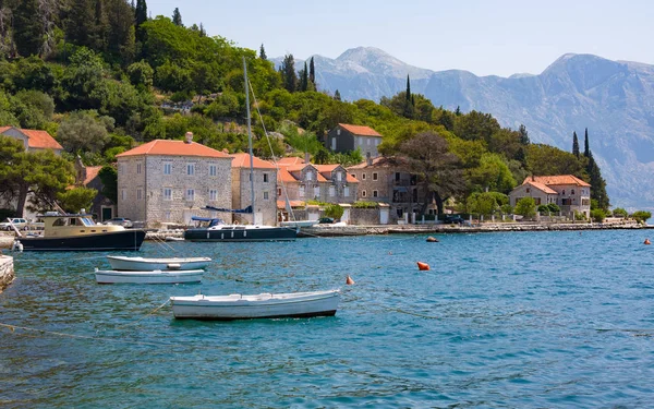 Vila Perast na costa da baía de Boka Kotor. Montenegro. Mar Adriático — Fotografia de Stock