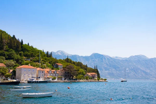 Perast vesnice na pobřeží Boka Kotor bay. Černá Hora. Jaderské moře — Stock fotografie