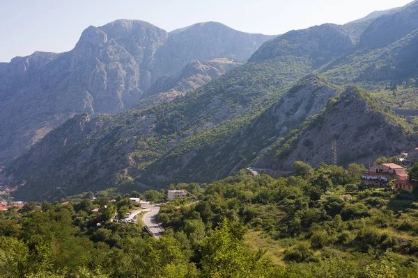 Berg i sommar. Kotor - populär sommarort, Montenegro — Stockfoto