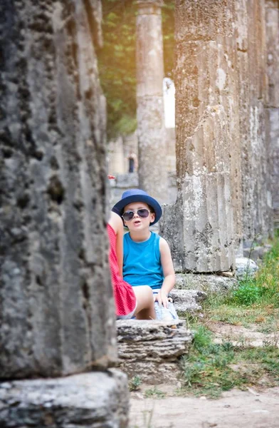 Kinder auf Exkursion in olimpia archäologische Stätte in Griechenland — Stockfoto
