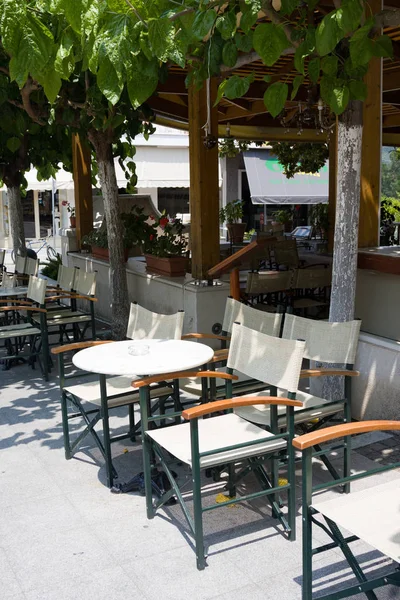 Уличное кафе с белыми столами и стульями. Олимпия Лицензионные Стоковые Изображения