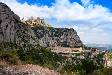 Montserrat Manastırı. Santa Maria de Montserrat, Montserrat, İspanya 'nın Katalonya eyaletinde yer alan bir manastır.