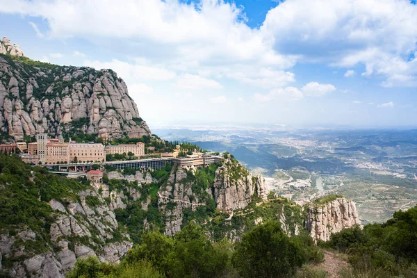 Monasterio de Montserrat. Santa Maria de Montserrat es una abadía benedictina situada en la montaña de Montserrat, Monistrol de Montserrat, Cataluña, España —  Fotos de Stock