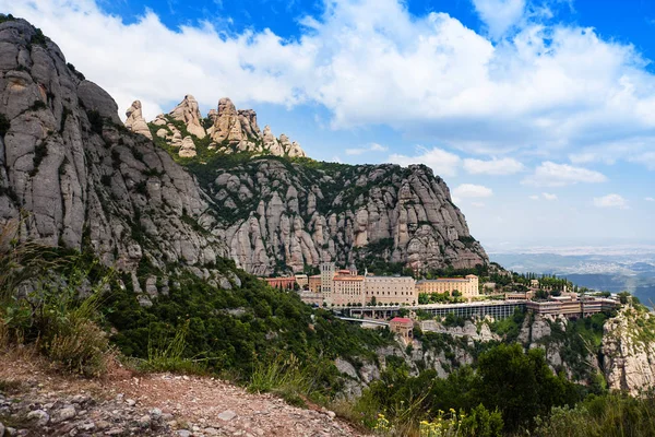 Klasztor Montserrat. Santa Maria de Montserrat to opactwo benedyktyńskie położone na wzgórzu Montserrat, Monistrol de Montserrat, Katalonia, Hiszpania — Zdjęcie stockowe