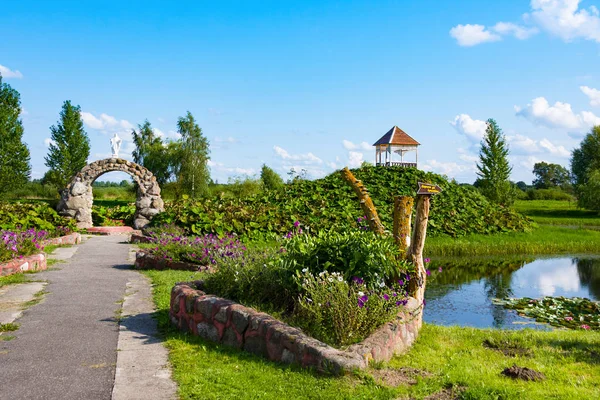 Park wih sculpturen en vijver in de buurt van St. Anne's Church in Mosar, Wit-Rusland, de site van de Jezuïeten missie — Stockfoto