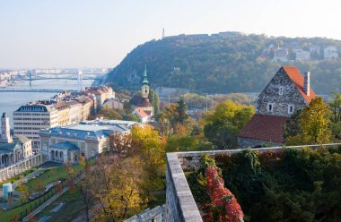 Avrupa 'nın simge yapılarına. Dunai ile Budapeşte 'nin panoramik manzarası, sonbaharda eski ve modern binalar, Macaristan