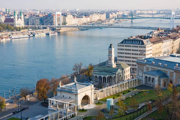 European landmarks. Panoramic view of Budapest with Dunai, old and modern buildings in autumn, Hungary — Stock Photo, Image