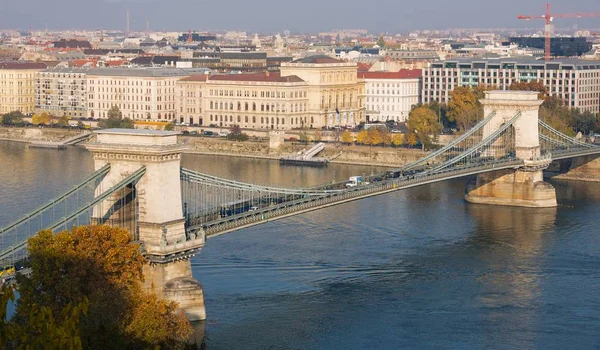 Budapest in autumn. Chain Bridge in capital city of Hungary — Stock Photo, Image