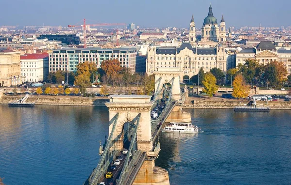 Budapest in autumn. Chain Bridge in capital city of Hungary — Stock Photo, Image