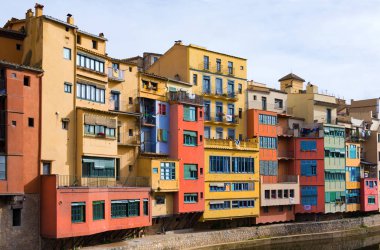 Girona şehir tr set Onyar Nehri'nin of Center'da renkli evleri