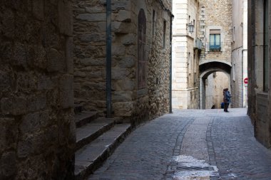 Eski şehrin dar sokakta. Girona, Katalonya, İspanya