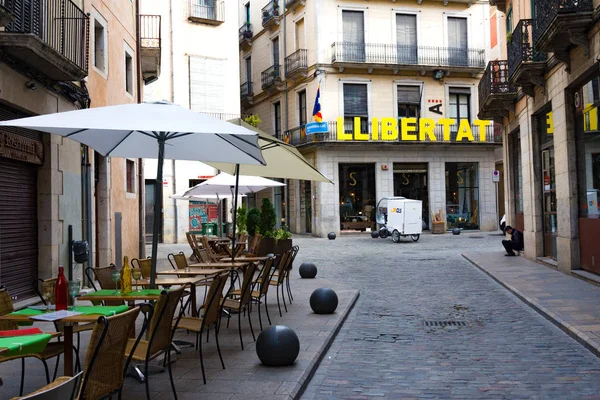 Keskeny utcában az óváros és a szó Libertad. Girona, Katalónia, Spanyolország — Stock Fotó