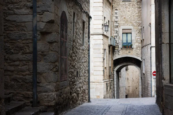 Narrow street in old town. Girona, Catalonia, Spain — Stock Photo, Image