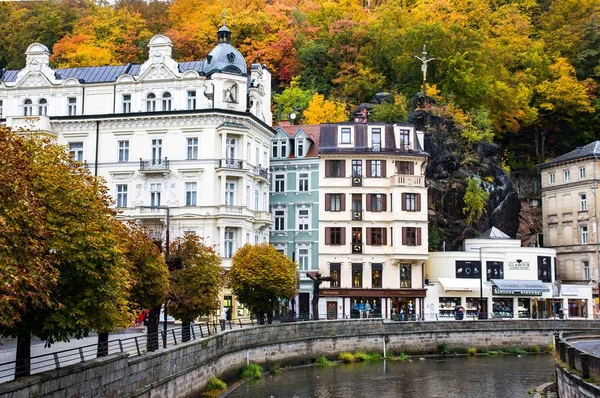 Veduta dell'argine del fiume Tepla e del centro di Karlovy Vary in autunno — Foto Stock