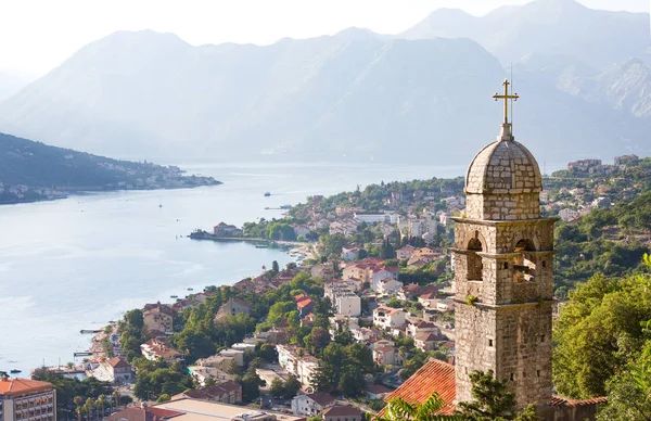 São João e Capela da Salvação da Virgem no Monte Pestingrado contra a pitoresca baía. Kotor. Montenegro — Fotografia de Stock