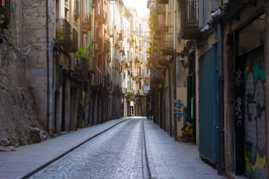 Eski şehrin dar sokakta. Girona, Katalonya, İspanya