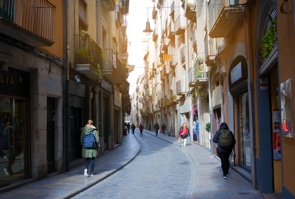 Strada stretta nel centro storico. Girona, Catalogna, Spagna — Foto Stock