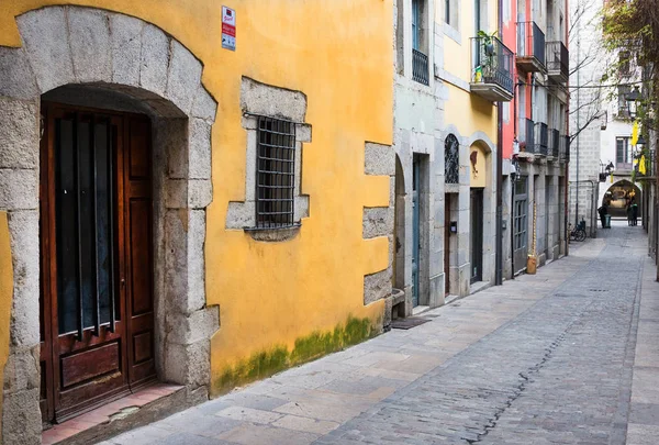 Strada stretta nel centro storico. Girona, Catalogna, Spagna — Foto Stock
