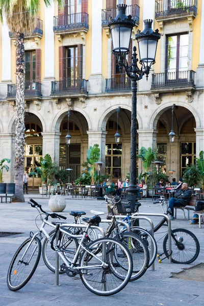 Biciclette sulla Piazza Reale a Barri Gotic di Barcellona, Catalogna — Foto Stock