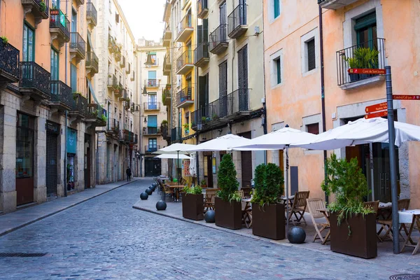旧市街の狭い通り。スペイン、カタルーニャ州、ジローナ ストック写真