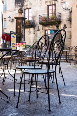 Barselona, İspanya metal masa ve sandalyeler ile Sokak kafe