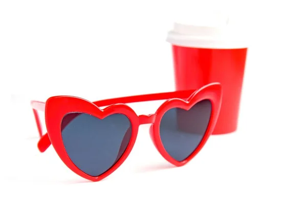 Okulary przeciwsłoneczne w kształcie serca i filiżankę kawy na białym tle — Zdjęcie stockowe