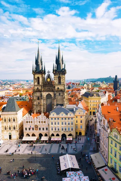 Eski şehir meydanı ve Tyn, Prag, Çek Cumhuriyeti Önce Virgin Maria Kilisesi. Prag'ın başlıca turistik yerlerinden biri — Stok fotoğraf