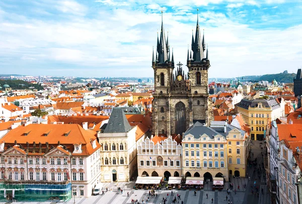 Eski şehir meydanı ve Tyn, Prag, Çek Cumhuriyeti Önce Virgin Maria Kilisesi. Prag'ın başlıca turistik yerlerinden biri — Stok fotoğraf