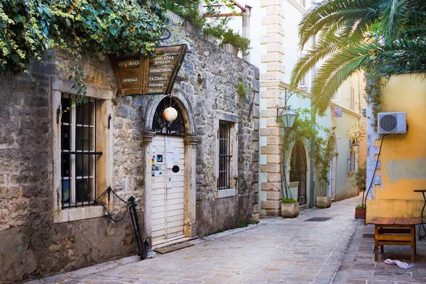 Narrow street in Budva in morning. Budva among oldest urban settlements of Adriatic coast, UNESCO World Heritage Site — Stock Photo, Image