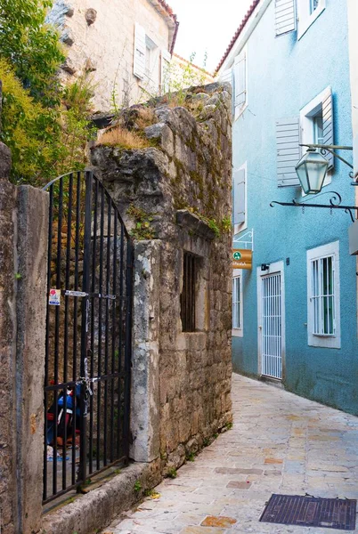 Narrow street in Budva in morning. Budva among oldest urban settlements of Adriatic coast, UNESCO World Heritage Site — Stock Photo, Image