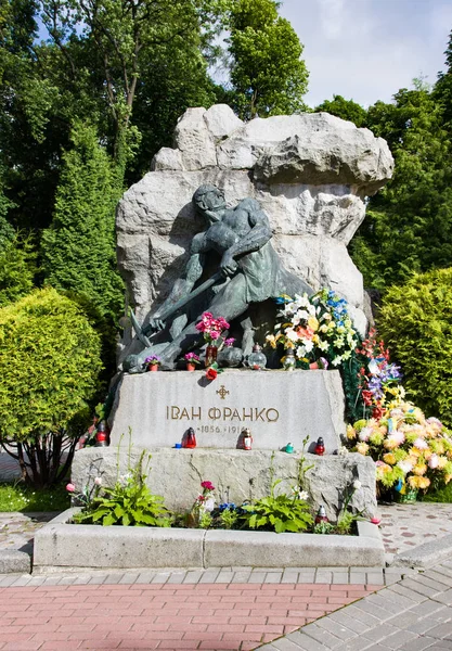 Tombstone (skulptur) till Ivan Franko på Lychakiv Cemetery i Lviv, Ukraina — Stockfoto