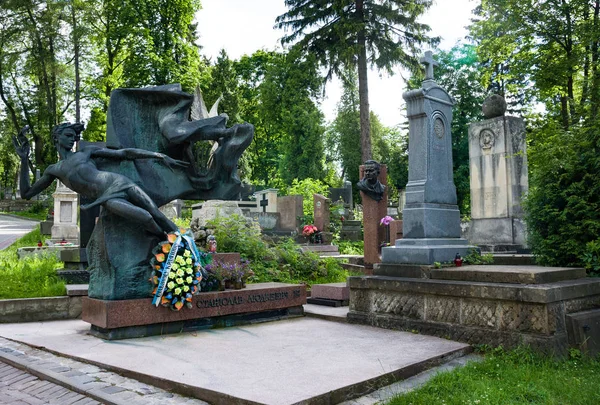 Tombstone (skulptur) att Stanislav Lyudkevich på Lychakiv Cemetery i Lviv, Ukraina — Stockfoto