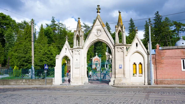 Cancello d'ingresso al cimitero di Lychakiv a Leopoli, Ucraina — Foto Stock
