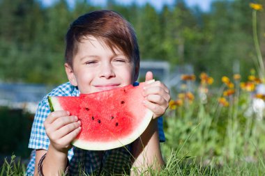 Komik çocuk karpuz yiyor açık havada yaz parkta