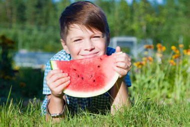 Komik çocuk karpuz yiyor açık havada yaz parkta