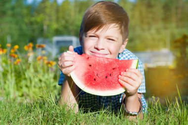Komik çocuk karpuz yiyor açık havada yaz parkta