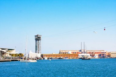 Port Vell Barcelona Maremagnum ticaret merkezi ve teleferik kulesi ile, İspanya