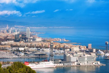 Savaş gemileriyle, kablo yolu, Port Vell Montjuic Kalesi Barcelona limanından görüntülemek