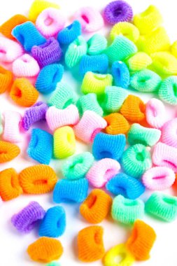 Beyaz üzerinde parlak çok renkli scrunchies