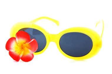 Sarı güneş gözlüğü ve çiçek beyaz