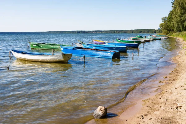 Naroch, Wit-Rusland-23 augustus 2018: kleurrijke boten in de zomer, Naroch-grootste meer — Stockfoto