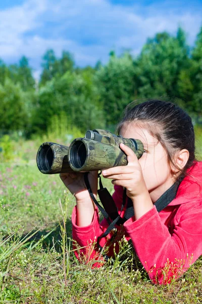 Chica joven investigadora explorando con binoculares ambiente — Foto de Stock