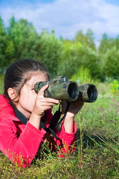 Flicka unga forskare utforskar med kikare miljö — Stockfoto