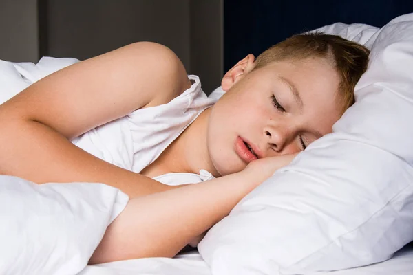 Lelah anak muda tidur di kamar tidur — Stok Foto