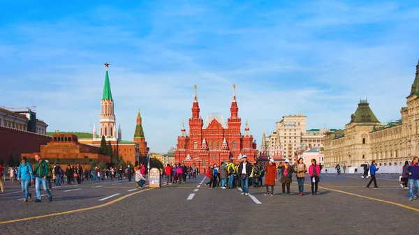 Persone che camminano sulla Piazza Rossa vicino al Cremlino e alla GUM verso il Museo Storico Statale di Mosca, Russia — Foto Stock