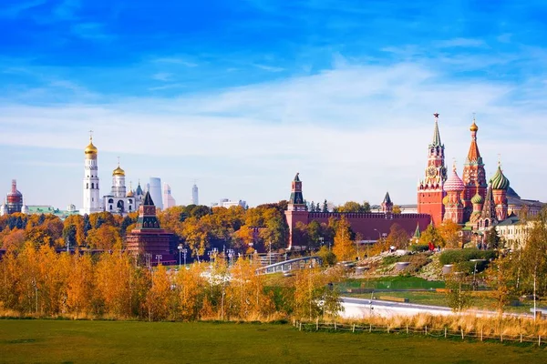 Vista panorámica del Kremlin de Moscú y el parque Zaryadye en otoño — Foto de Stock