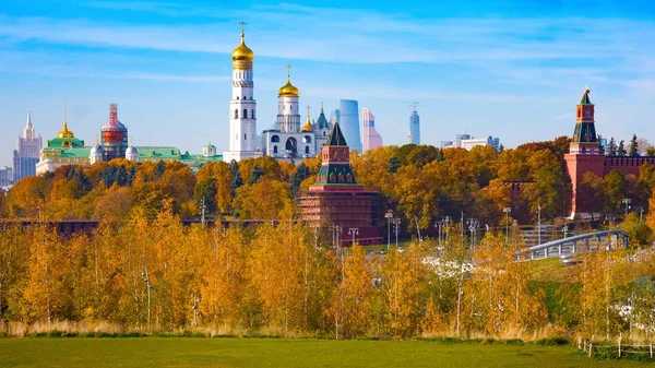 Vista panorámica del Kremlin de Moscú y el parque Zaryadye en otoño — Foto de Stock