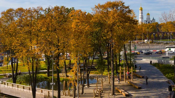 Panoramablick auf den Park zaryadye und Moskauer Kreml im Herbst. Russland — Stockfoto