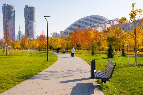 Городской ландшафтный парк "Ходынское поле" и современные небоскребы, Москва, Россия. Открылся в сентябре 2018 года. Общая площадь парка составляет около 25 га — стоковое фото